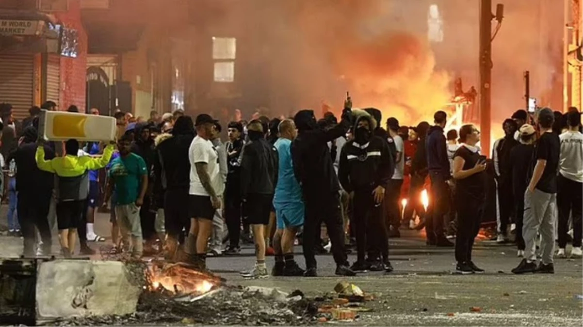 İngiltere’nin Leeds şehrinde polis kontrolü kaybetti, vatandaşlar evlerini korumak için sokağa çıktı