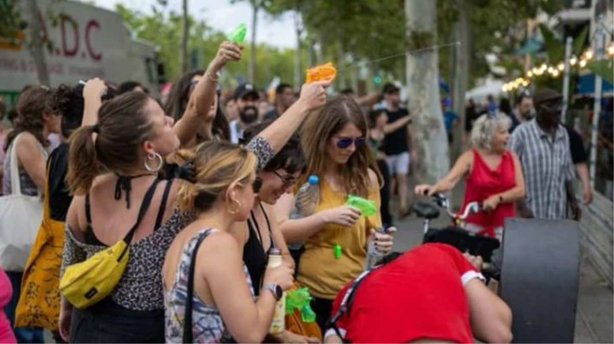 İspanya’da turizm karşıtı protestocular, Barselona’da turistlere su tabancalarıyla saldırdı